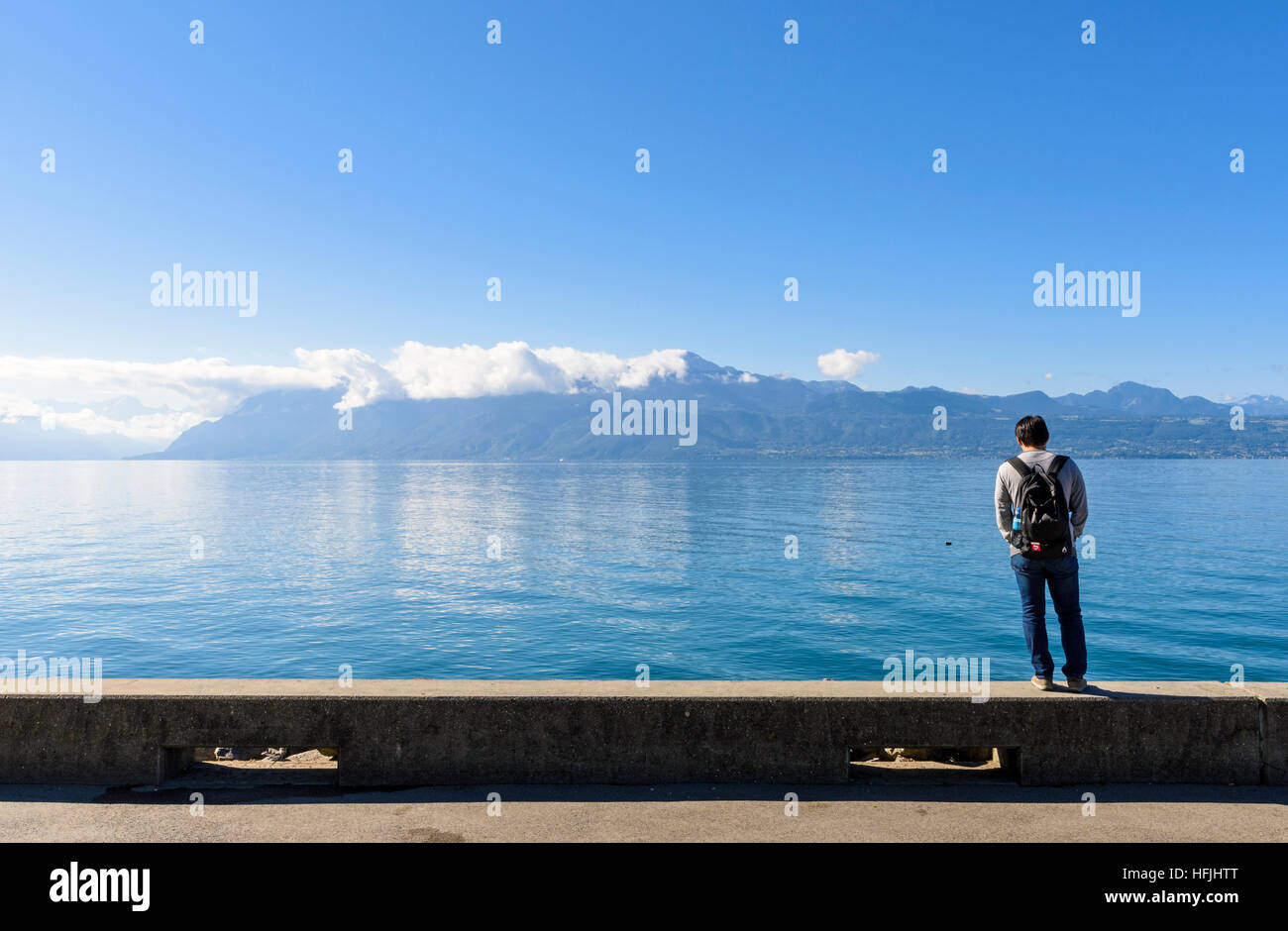 Un homme a l'air au-dessus du lac Léman Ouchy, Lausanne, Suisse Banque D'Images