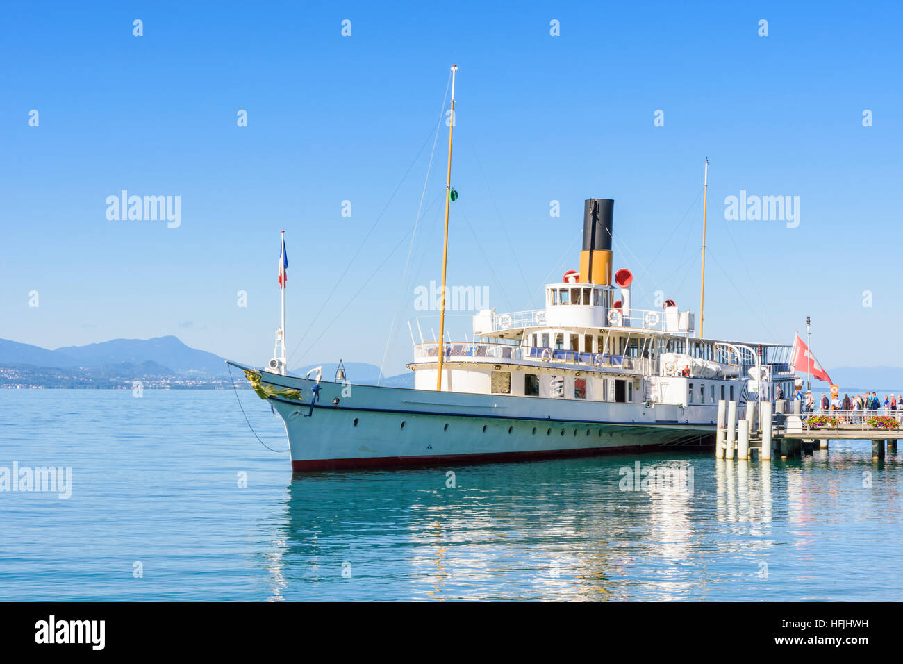 Le bateau à vapeur Belle Epoque La Suisse amarré à Ouchy avec l'embarquement des passagers, Lausanne, Suisse Banque D'Images