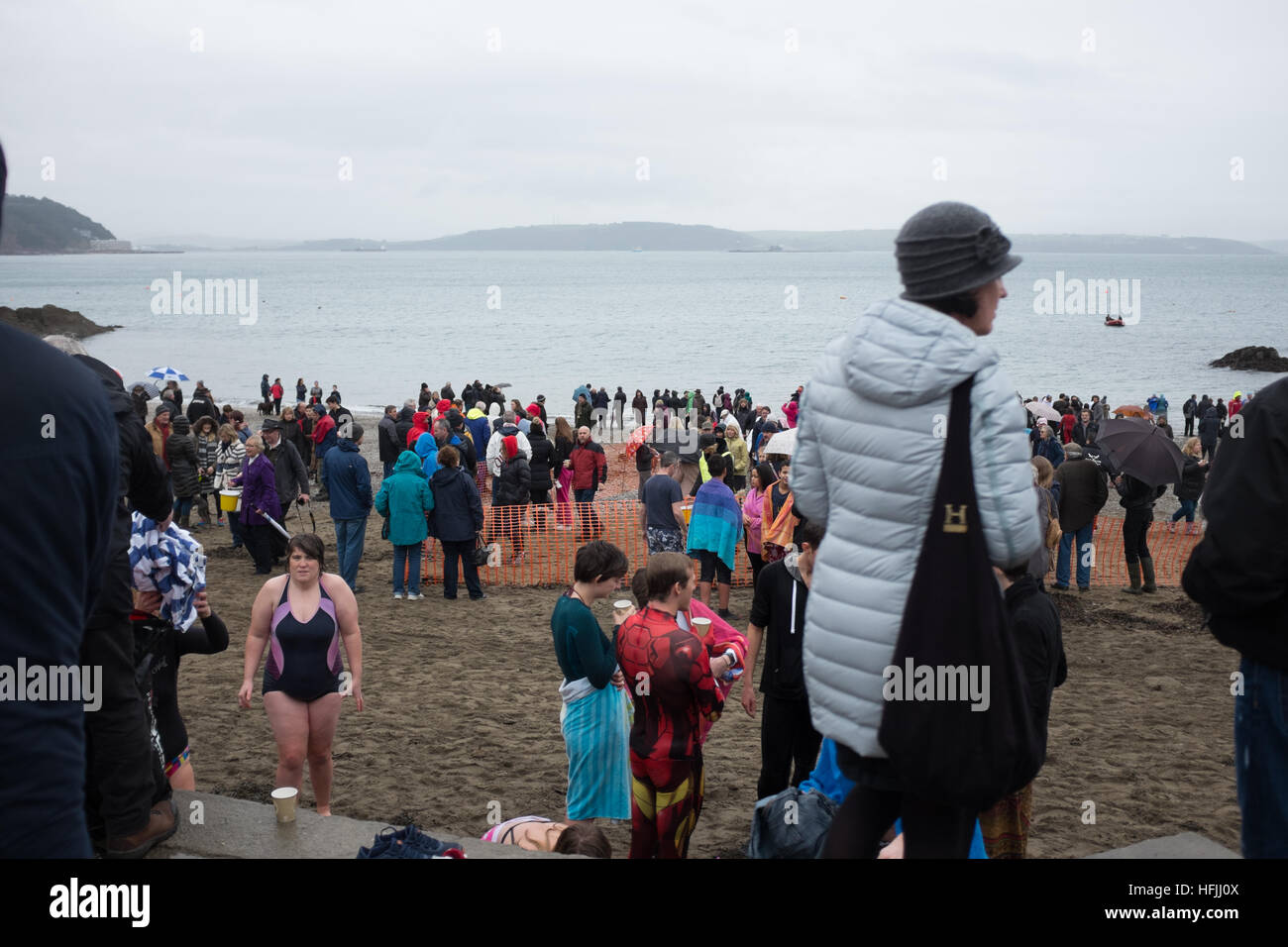 Le jour de l'an charité nager dans Cawsand, Cornwall, 2017 Banque D'Images