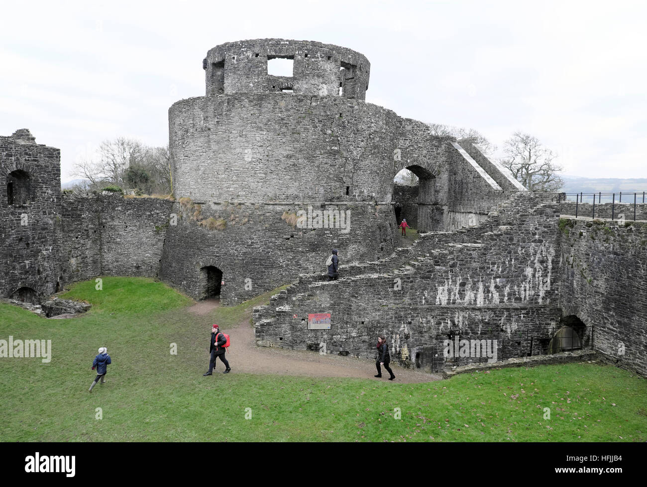 Visiteurs à Dinefwr Castle en hiver, Llandeilo Carmarthenshire Wales UK KATHY DEWITT Banque D'Images