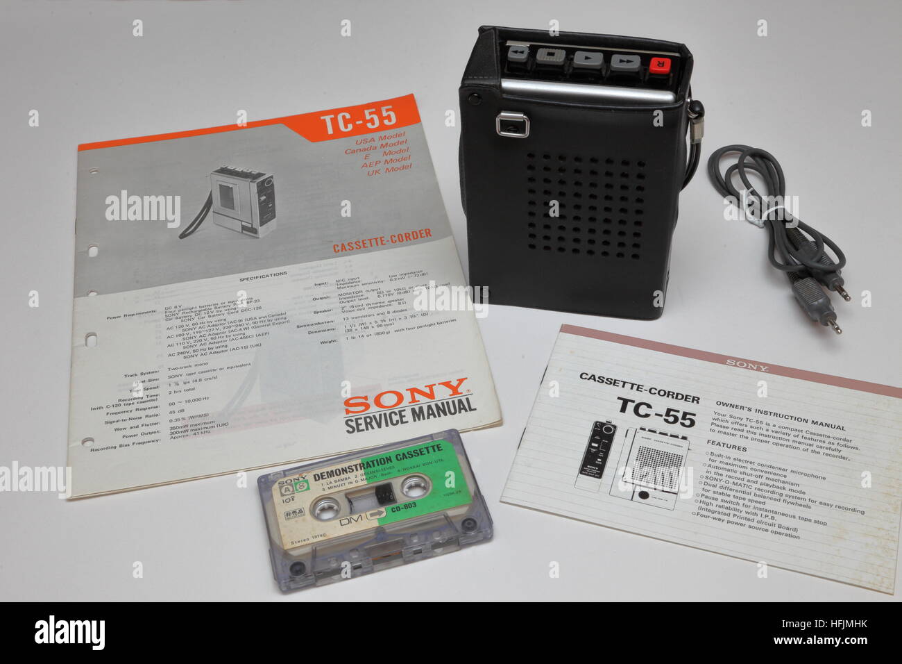 TC-55 Sony lecteur/enregistreur de cassettes en en cuir avec bande démo et  les instructions du manuel de service / à partir de 1970 Photo Stock - Alamy