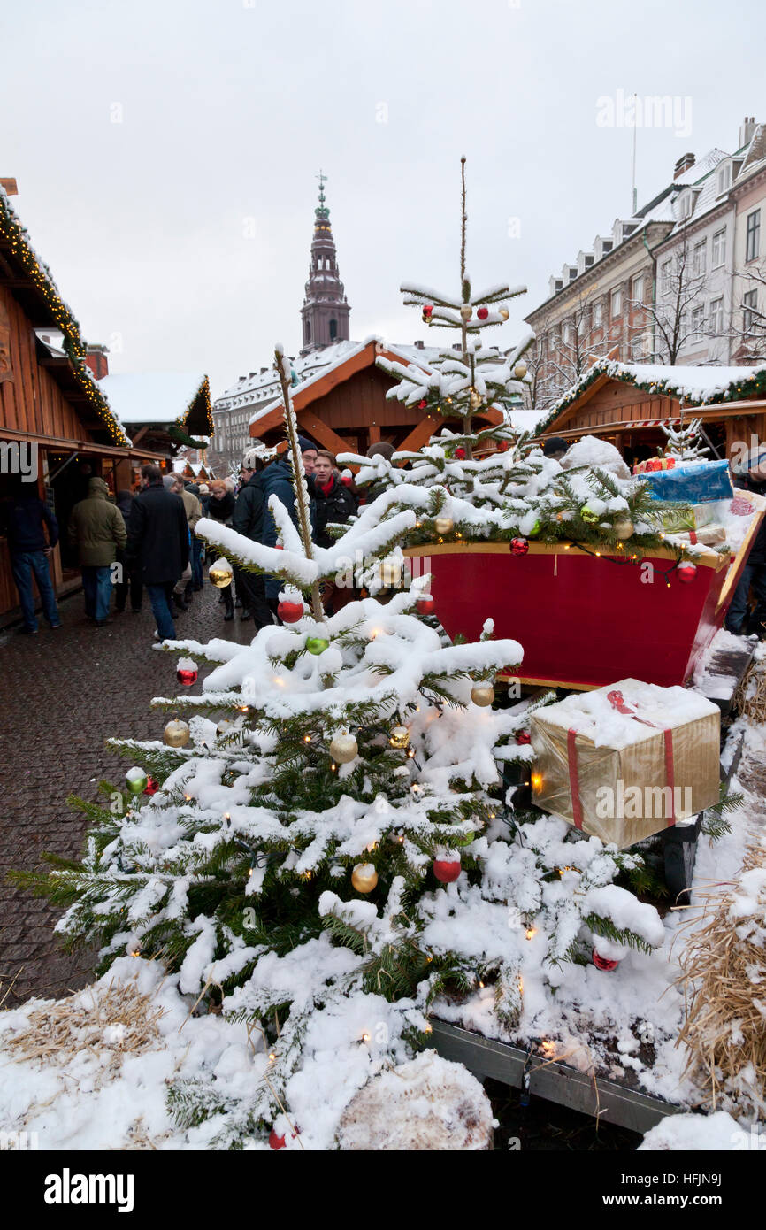 Arbre de Noël recouvert de neige au marché de Noël de Højbro Plads, place Hoejbro sur Strøget, Copenhague. Château de Christiansborg en arrière-plan. Banque D'Images