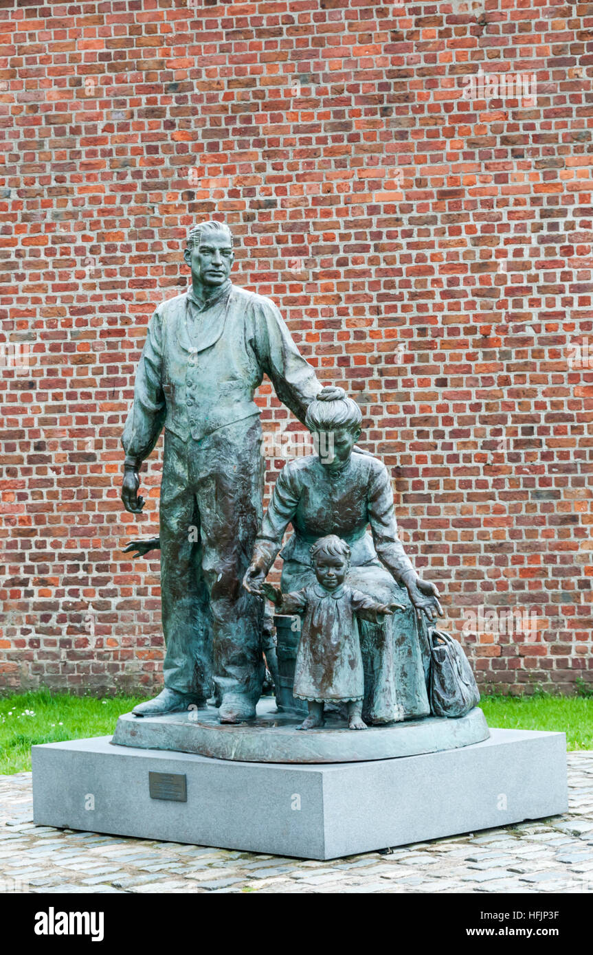Sculpture héritage par Mark DeGraffenreid, bronze, 2001. La statue a été donné à Liverpool par l'église des Mormons. Banque D'Images