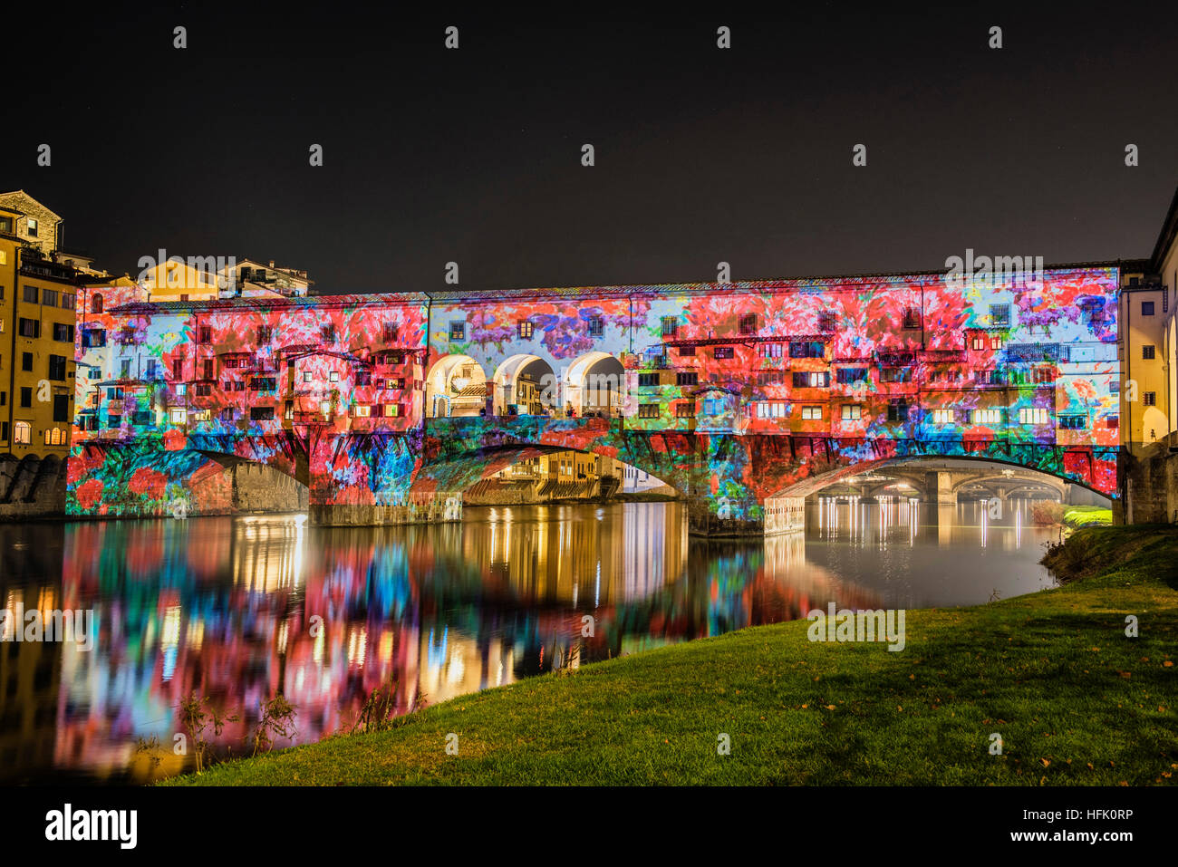 Florence, Toscane. Le célèbre Ponte Vecchio illuminée par la magie des lumières et couleurs de l'événement 'Firenze' Festival Lumière Banque D'Images