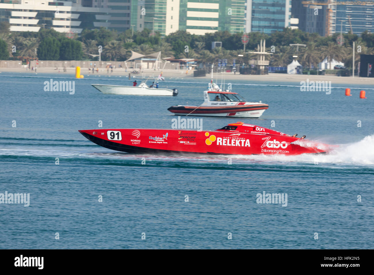 Bateau de course rouge au Bateau de Moteur 2016 de championnat à Abu Dhabi Banque D'Images