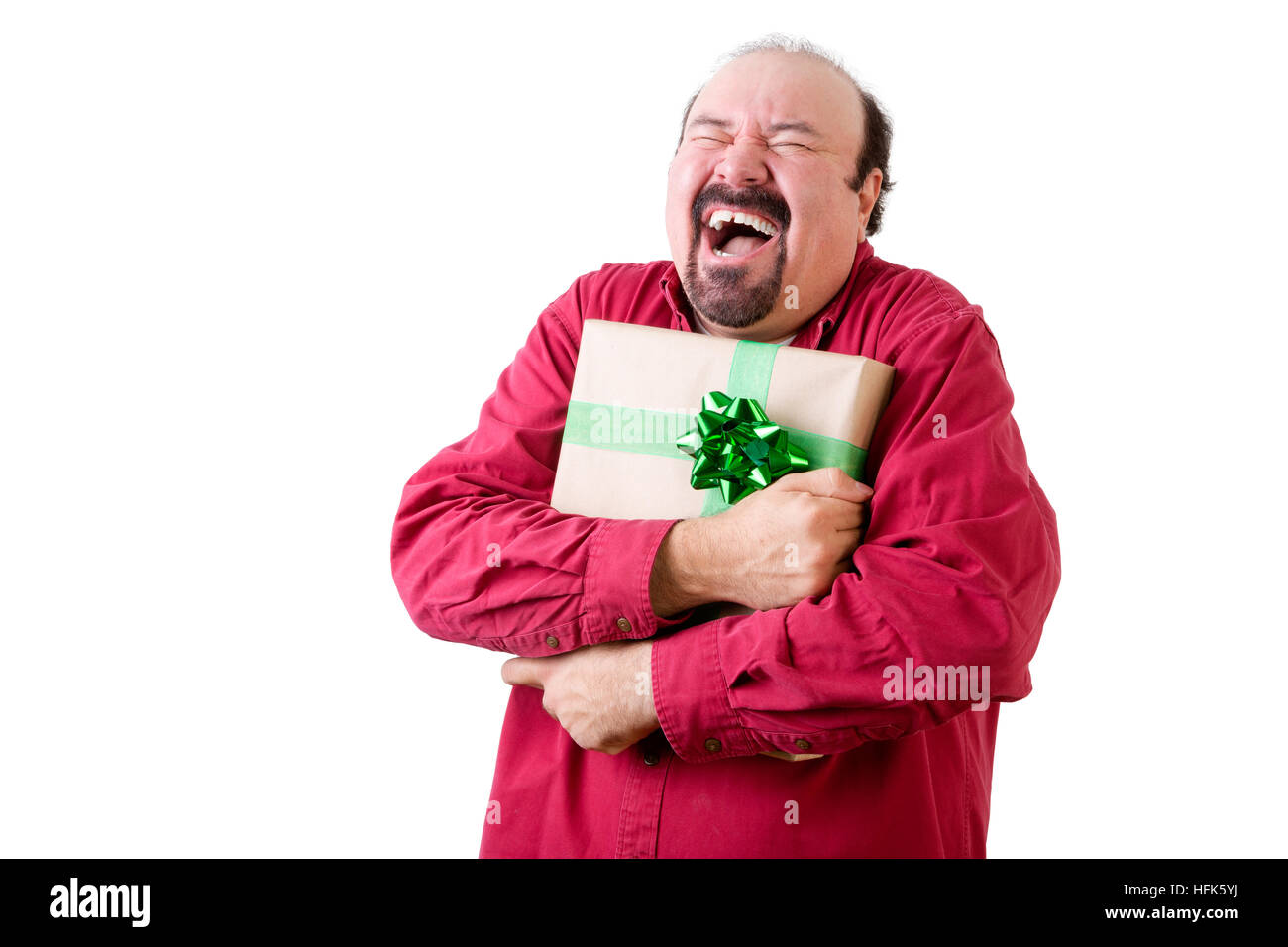 Moitié du corps, portrait d'homme chauve joyeuse holding present à la poitrine, fond blanc Banque D'Images