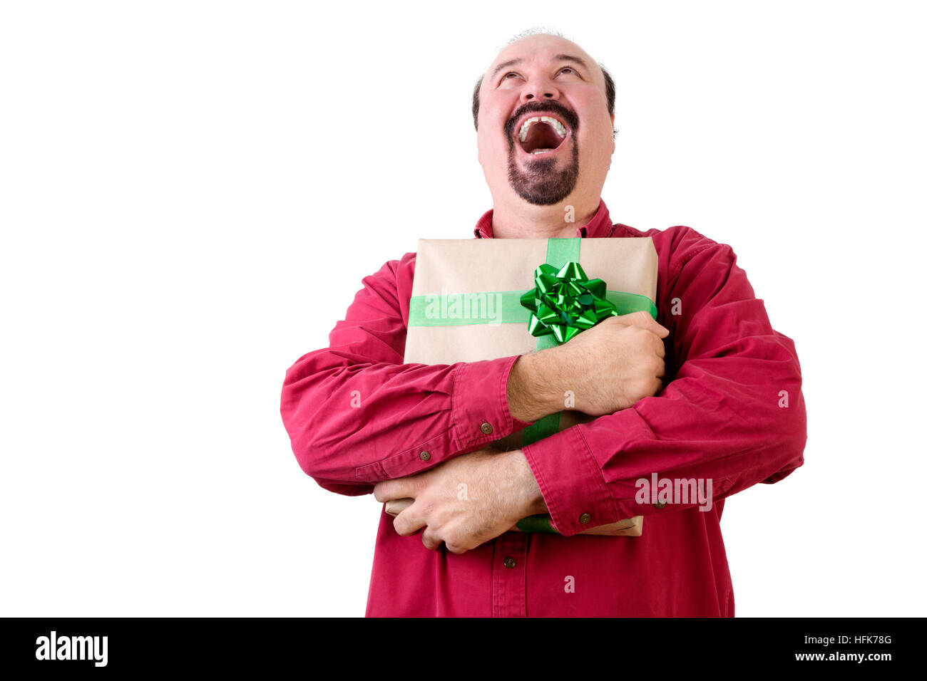 Joyeux unique barbu en chemise rouge avec un cadeau en étant debout sur fond blanc Banque D'Images