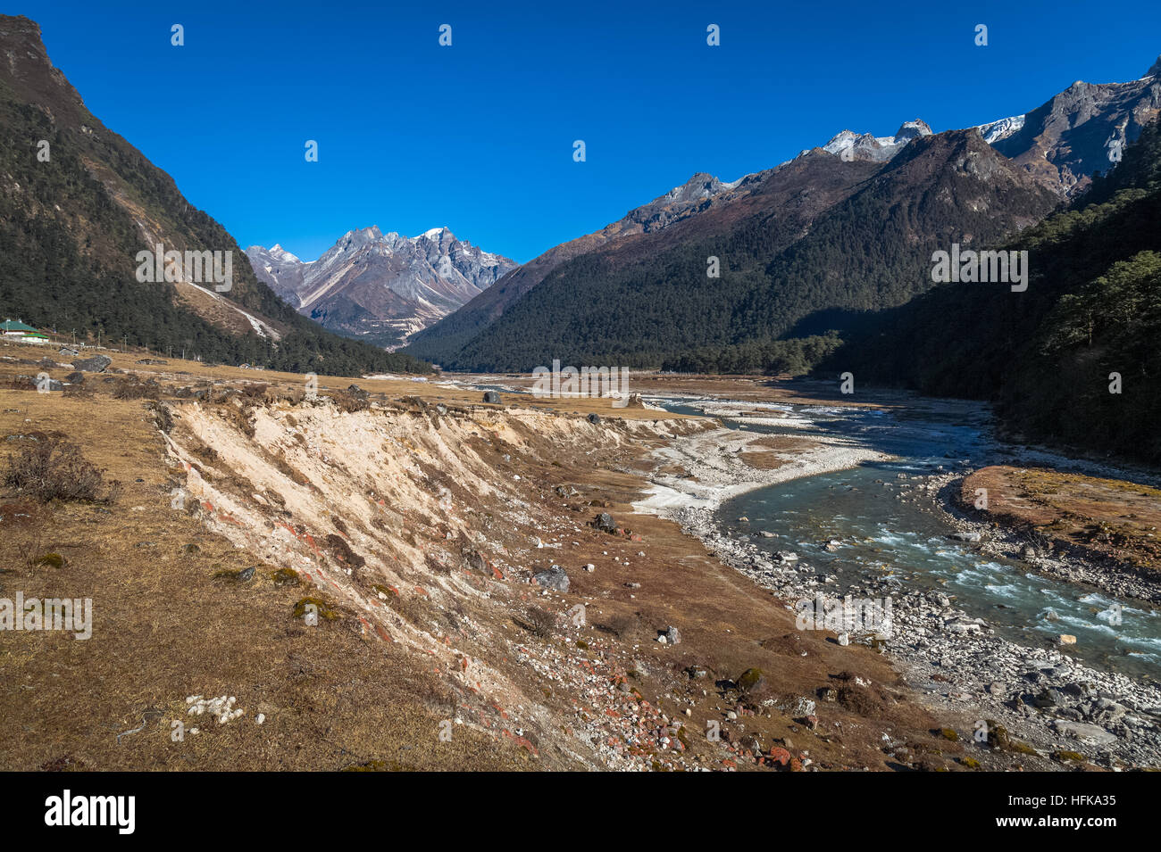 Yumthang vallée aride avec des chaînes de montagnes, de la neige et des sommets éloignés de la rivière teesta dans le nord du Sikkim, Inde. Banque D'Images