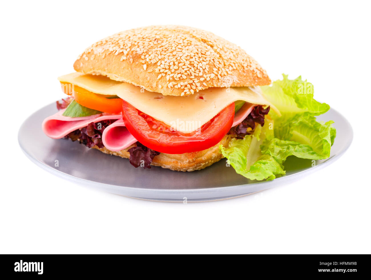 Sandwich avec des légumes frais, jambon et fromage sur la plaque. Banque D'Images