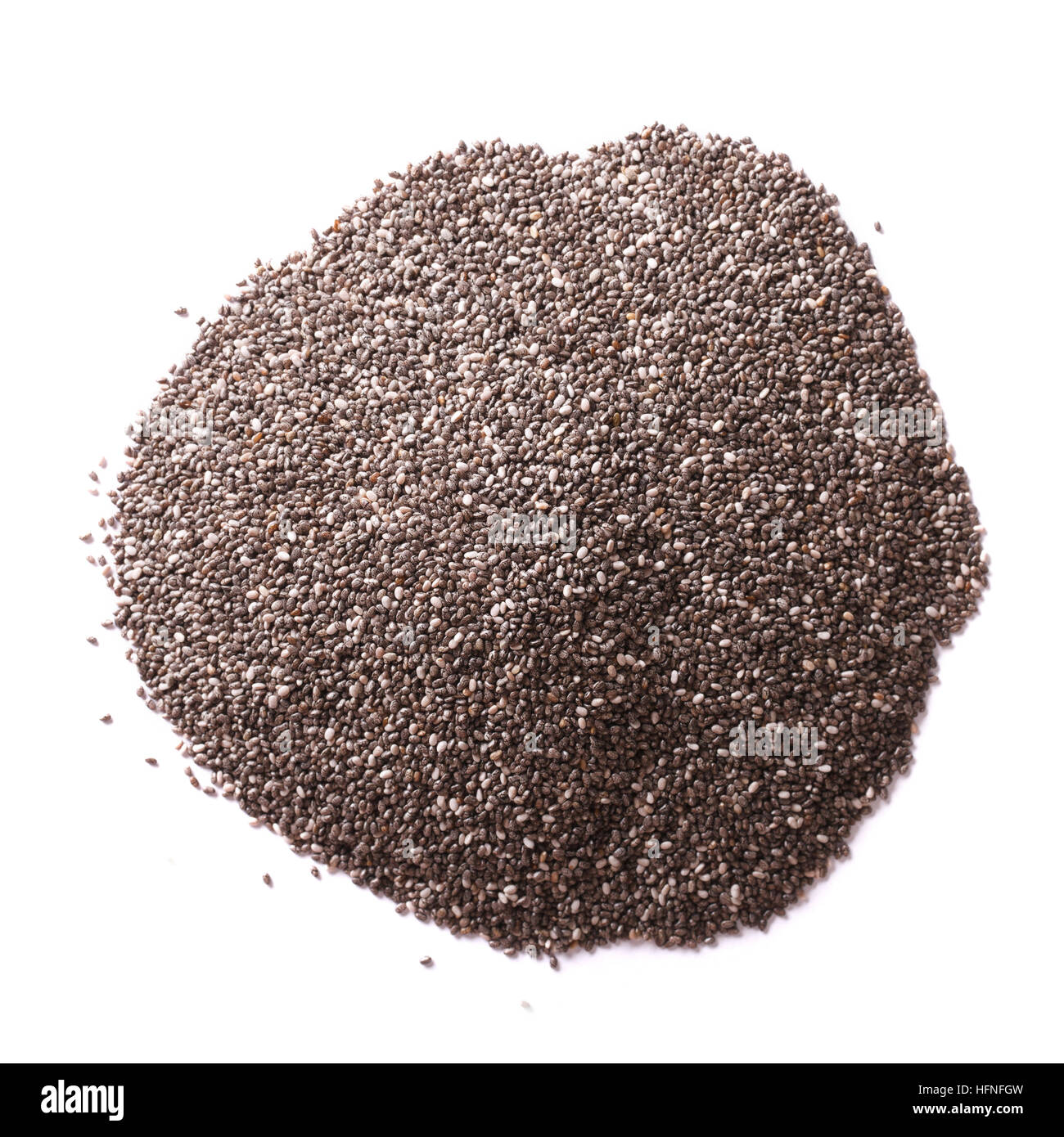 Les graines de Chia sain macro épars isolé sur fond blanc. Banque D'Images