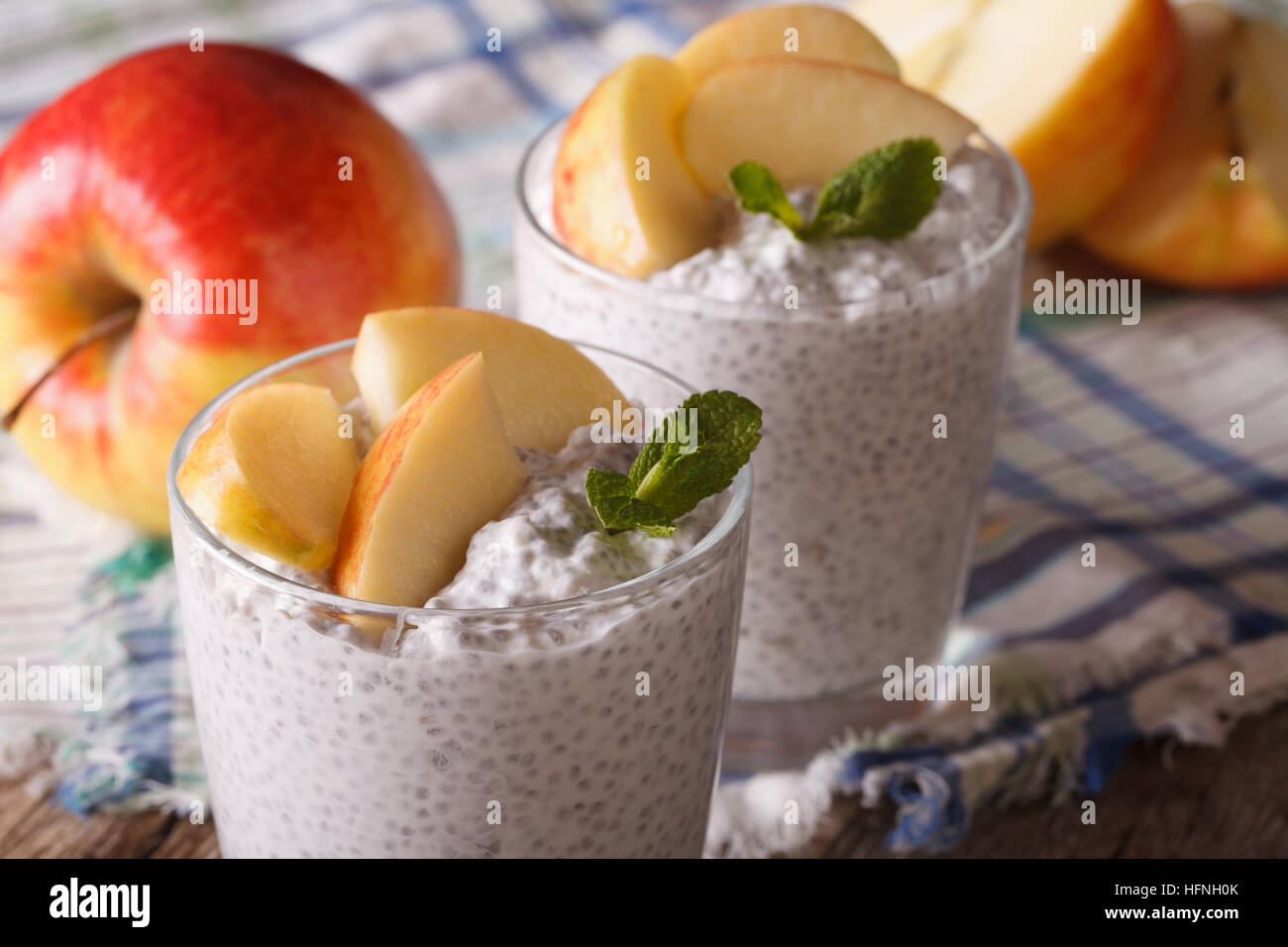 Semences Chia pudding et pommes dans un verre sur la table horizontale. Banque D'Images