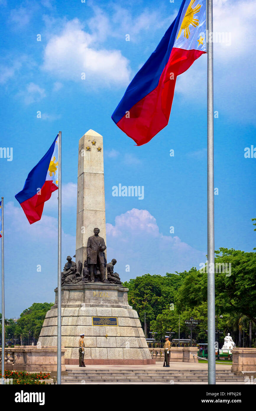 Drapeaux, marines et statue au parc Rizal, Luneta, Manille, Philippines Banque D'Images