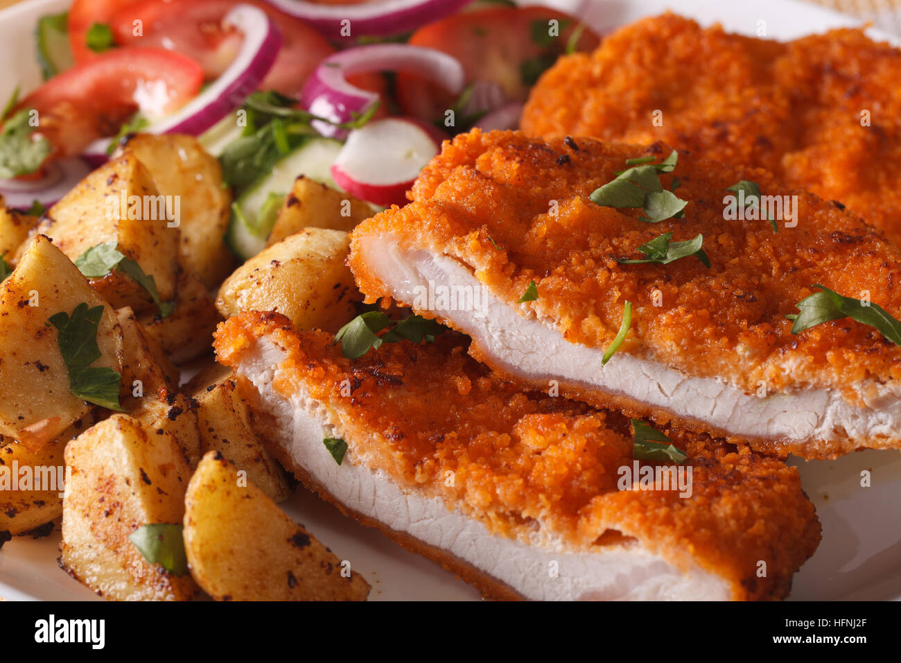 Schnitzel haché, salade et frites de pommes de terre sur une plaque de près. L'horizontale Banque D'Images