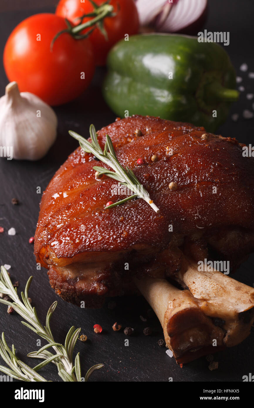 Jarret de porc au four et légumes frais libre sur la table verticale. Banque D'Images