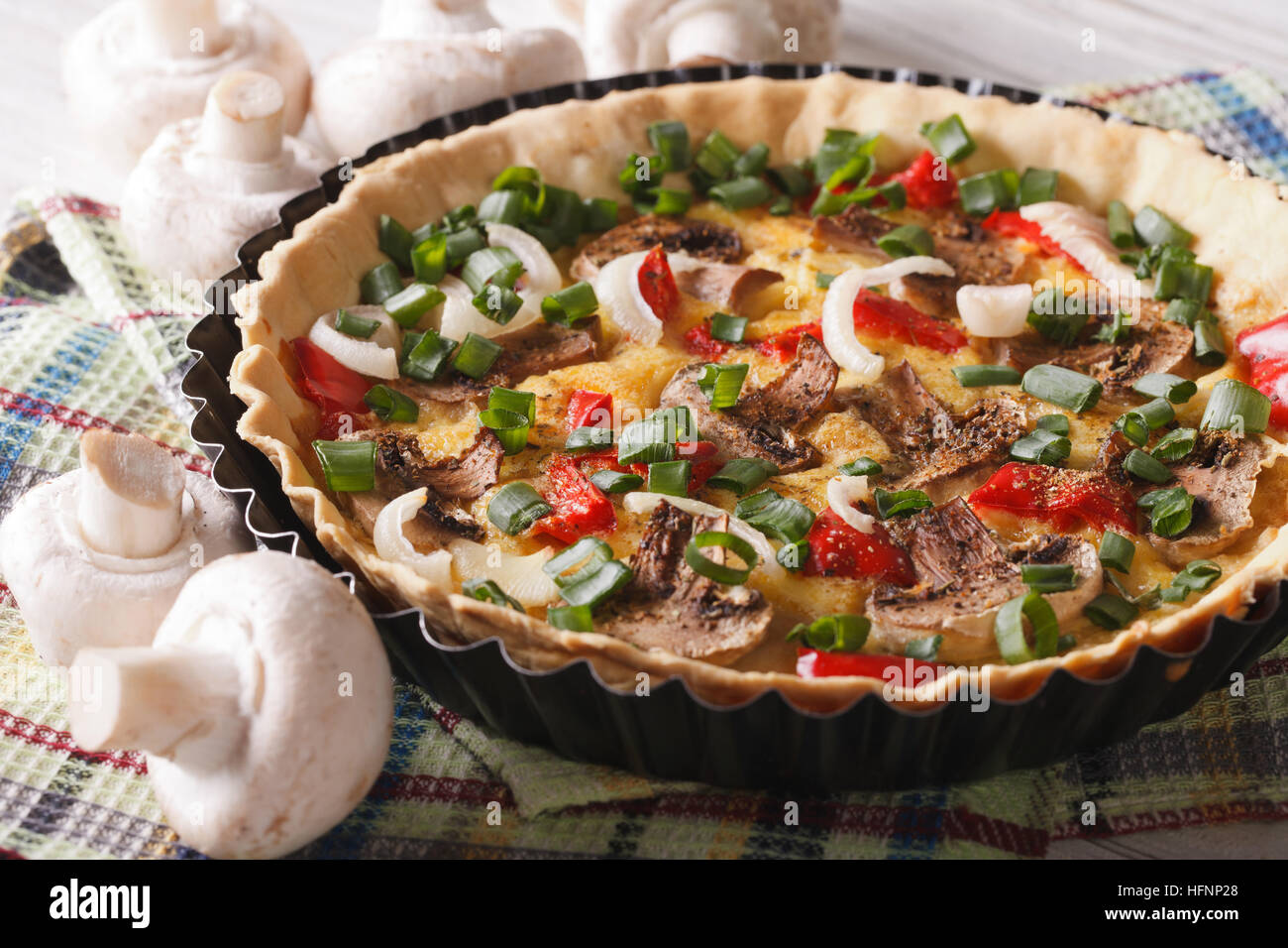 Quiche aux légumes français aux champignons close-up sur la table. Banque D'Images