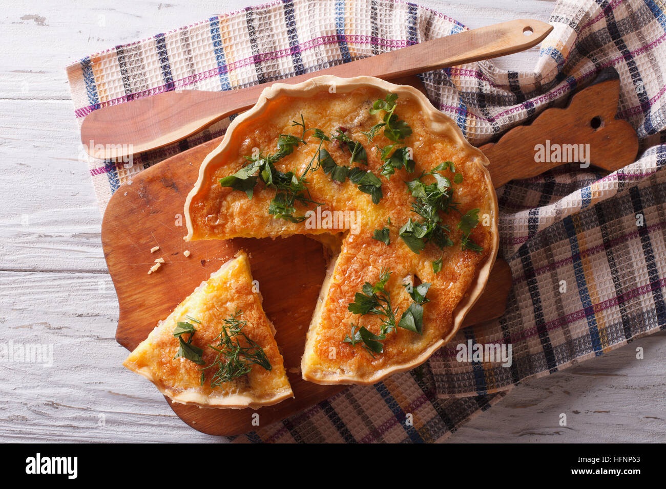 Quiche lorraine française sur la table horizontale vue du dessus. Banque D'Images