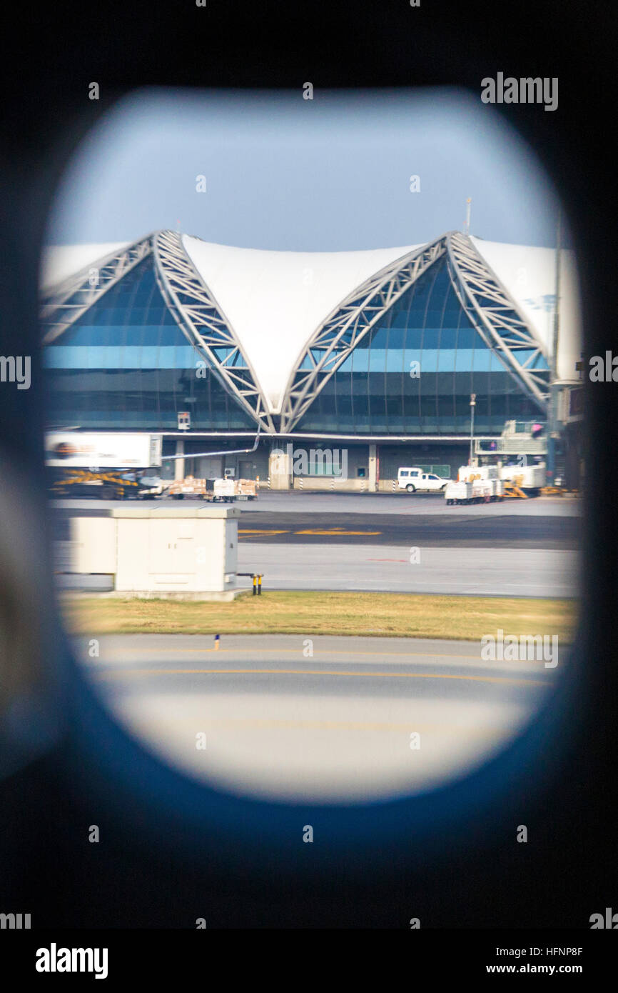 Vue sur l'aéroport de Suvarnabhumi à partir de la fenêtre de l'avion, Bangkok, Thaïlande Banque D'Images