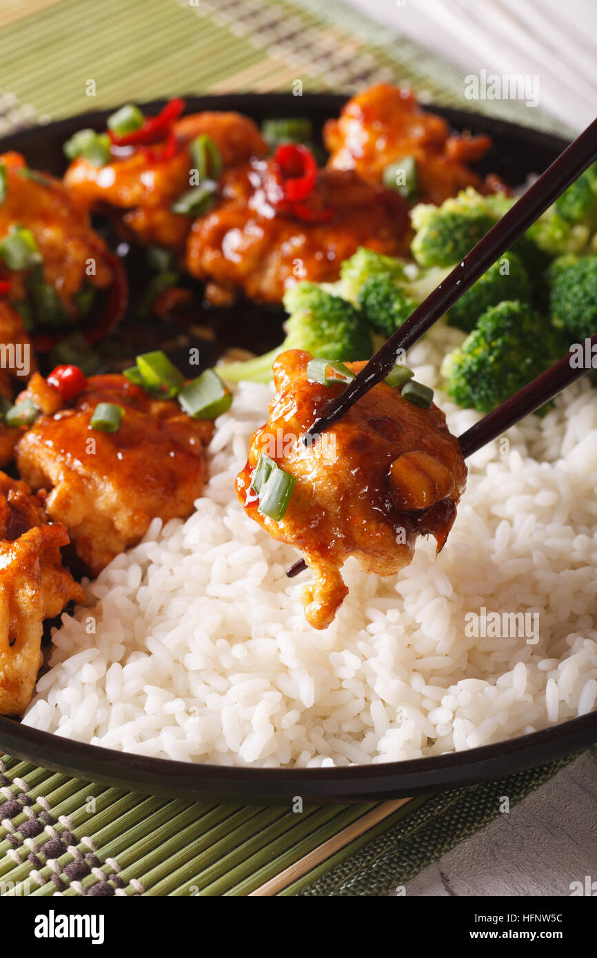 La nourriture asiatique : bsf poulet avec riz pour le dîner. vertical, macro Banque D'Images