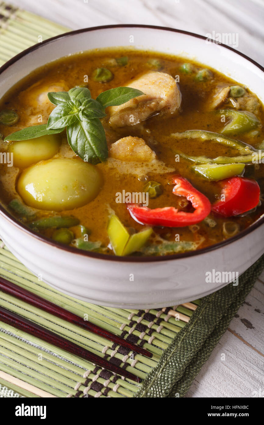 Thai Food : poulet au curry vert gros plan sur la table. La verticale Banque D'Images