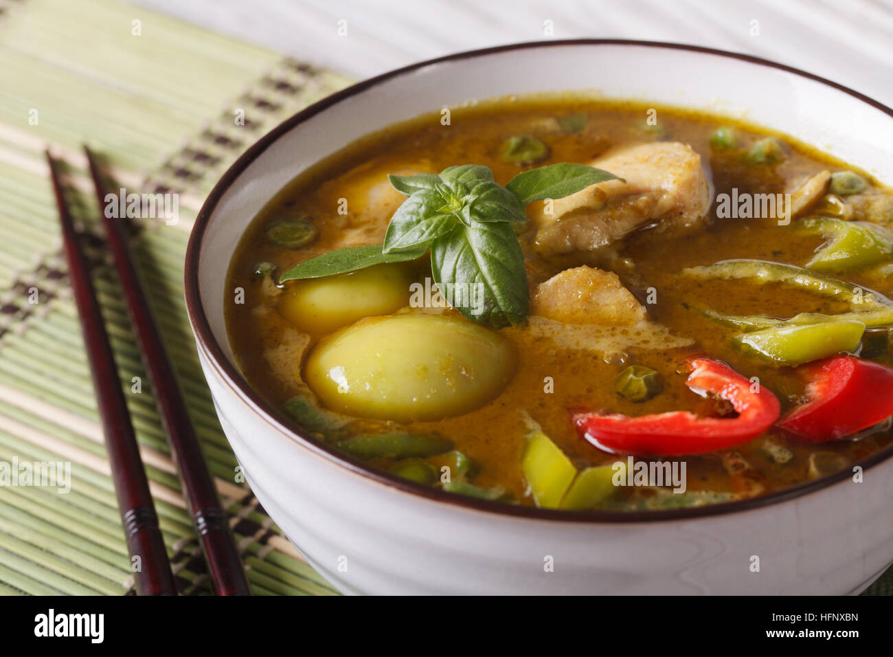 Thai Food : poulet au curry vert close-up sur la table horizontale. Banque D'Images