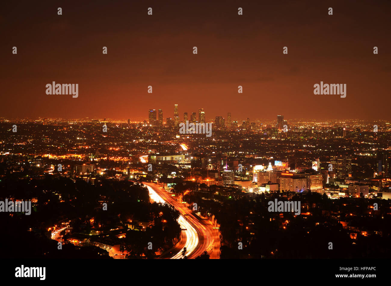 Los Angeles Skyline du centre-ville avec des gratte-ciel, immeubles urbains et de trafic sur l'Interstate 101 at night Banque D'Images