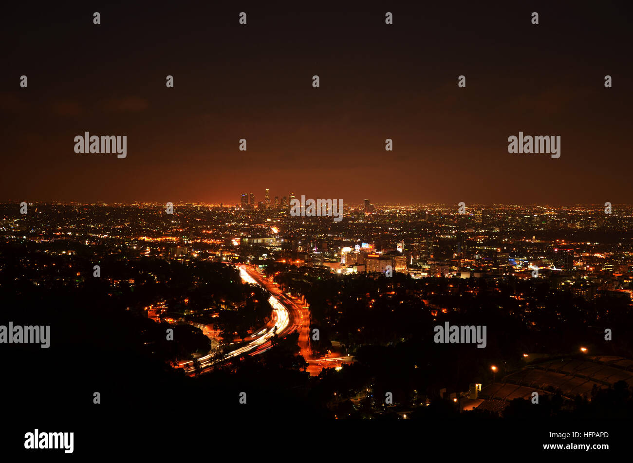 Los Angeles Skyline du centre-ville avec des gratte-ciel, immeubles urbains et de trafic sur l'Interstate 101 at night Banque D'Images