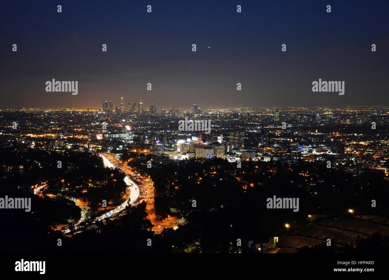 Los Angeles Skyline du centre-ville avec des gratte-ciel, immeubles urbains et de trafic sur l'Interstate 101 at night Banque D'Images