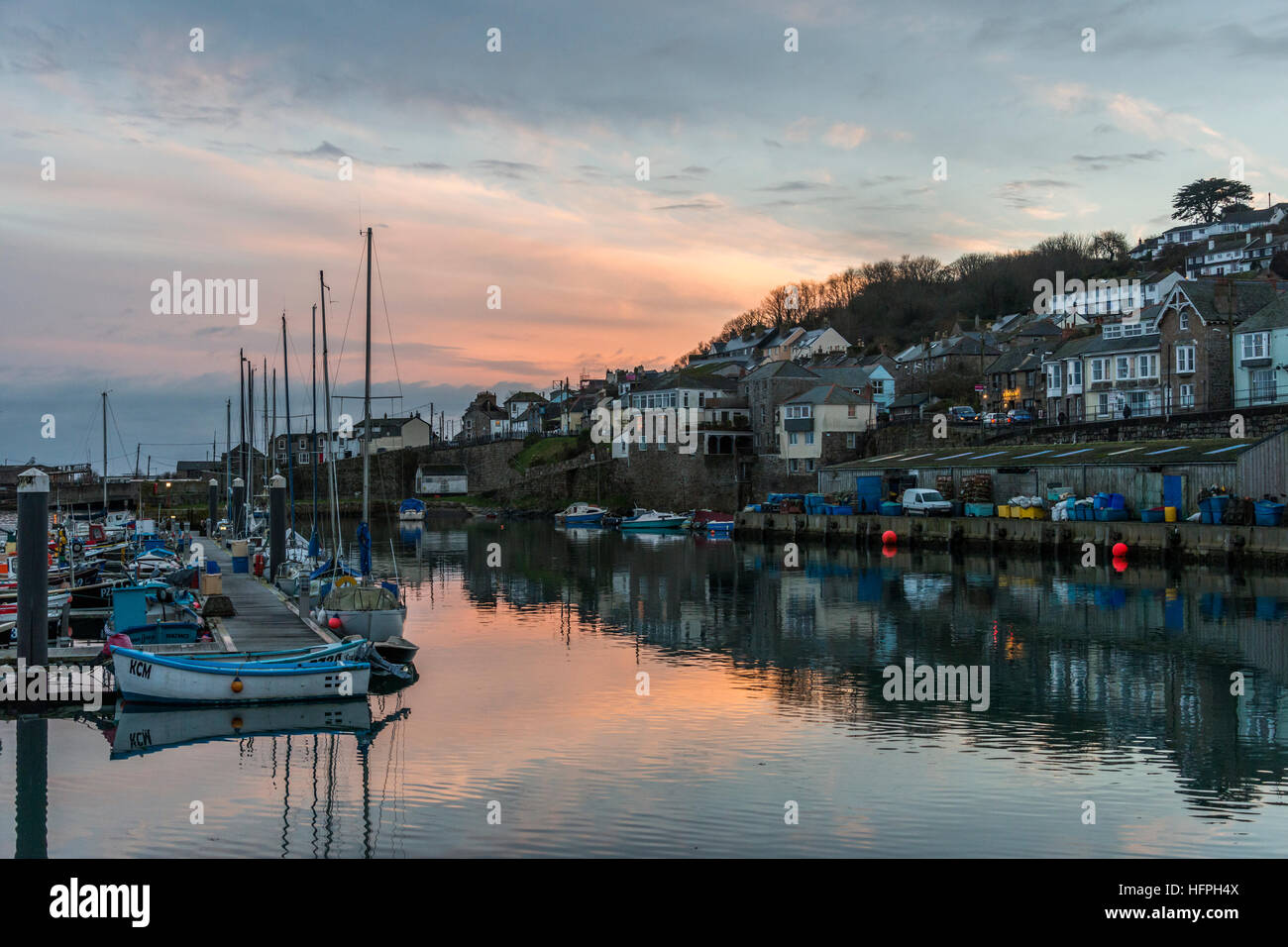 Coucher de soleil dans le port de Newlyn, Cornwall. Banque D'Images