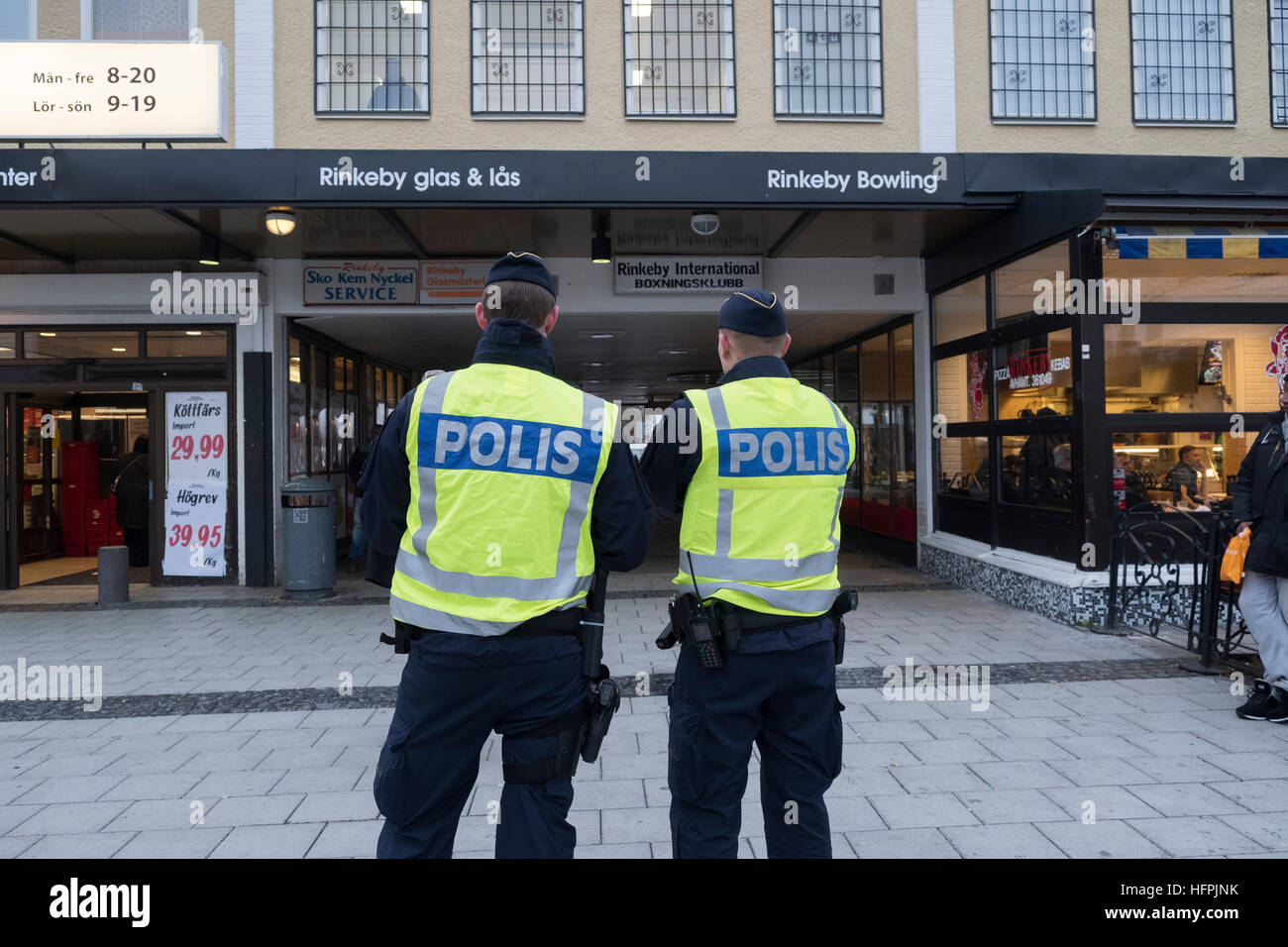 Les moniteurs de la police la place. Banque D'Images