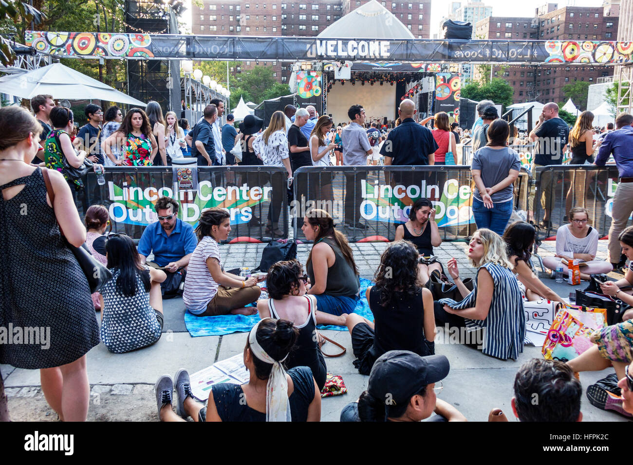 New York City,NY NYC,Manhattan,Lincoln Square,Lincoln Center Plaza,PAC,Out of Doors,concert,adulte,adultes,homme hommes,femme femme femme dame,assis Banque D'Images