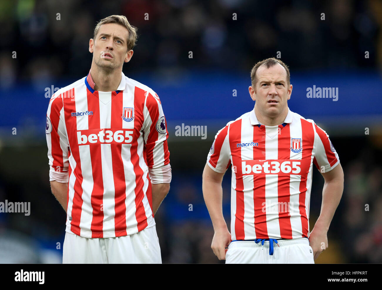 Stoke City's Peter Crouch (à gauche) et Charlie Adam avant la Premier League match à Stamford Bridge, Londres. Banque D'Images