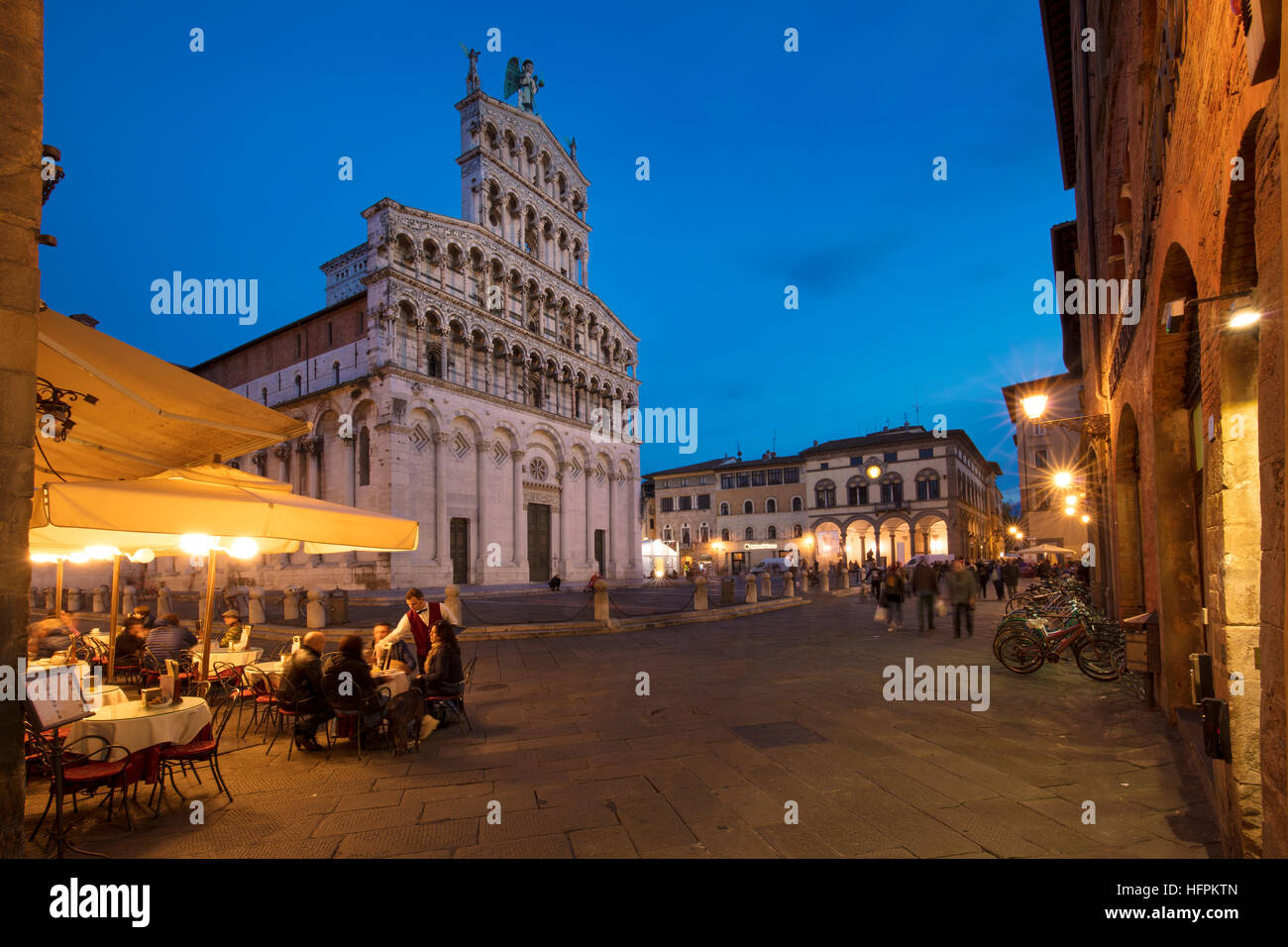 Twilight sur Chiesa di San Michele et Piazza San Michele, Lucca, Toscane Italie Banque D'Images