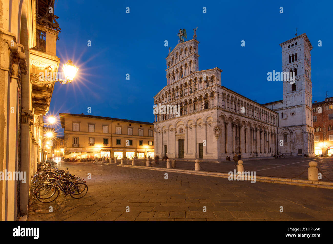Twilight sur Chiesa di San Michele et Piazza San Michele, Lucca, Toscane Italie Banque D'Images