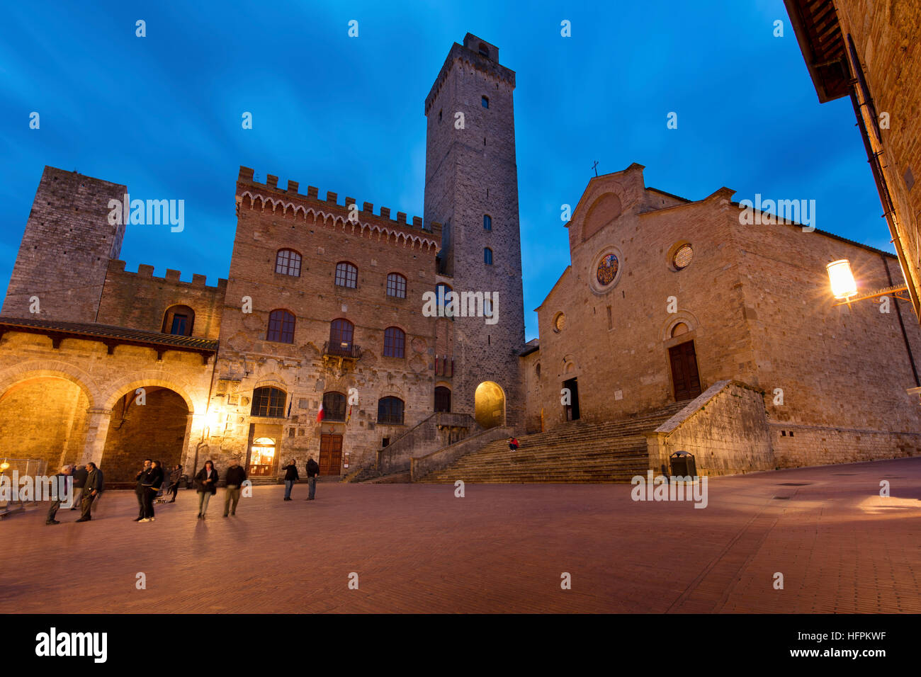 Piazza del Duomo et tours de San Gimignano, au crépuscule, Toscane, Italie Banque D'Images