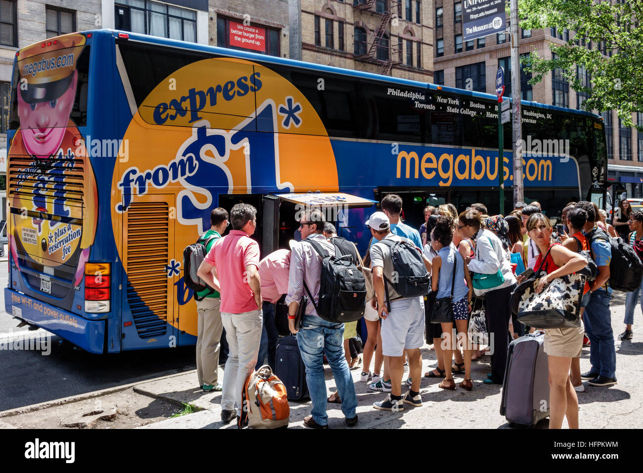 New York City, NY NYC Manhattan, Chelsea, Megabus, Coach USA, transport, service de bus interurbain, arrêt de bus sur le trottoir, passagers passagers rider moders, chargement Banque D'Images