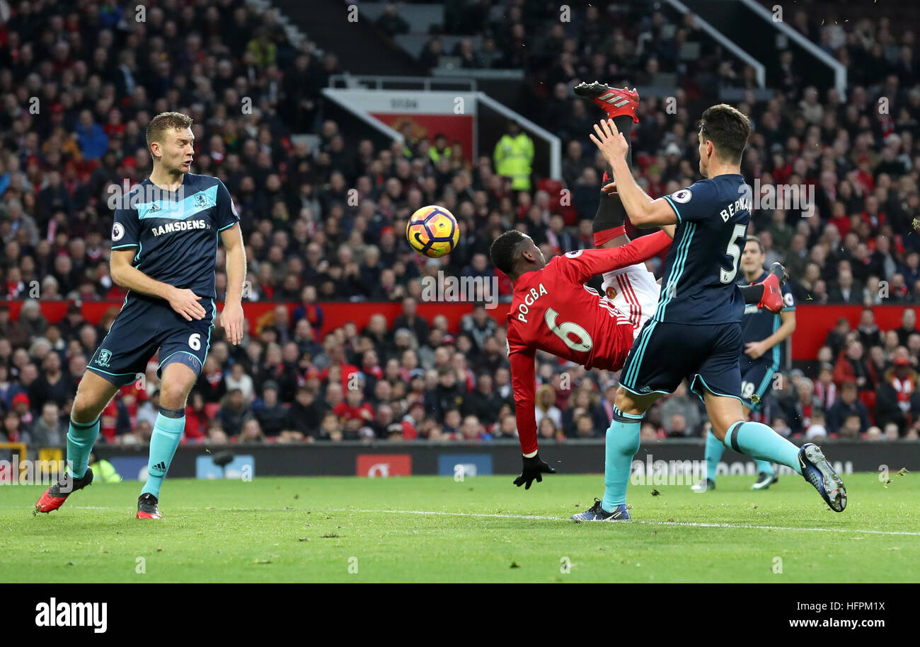 Paul Pogba Manchester United tente un coup de ciseaux au cours de la Premier League match à Old Trafford, Manchester. Banque D'Images
