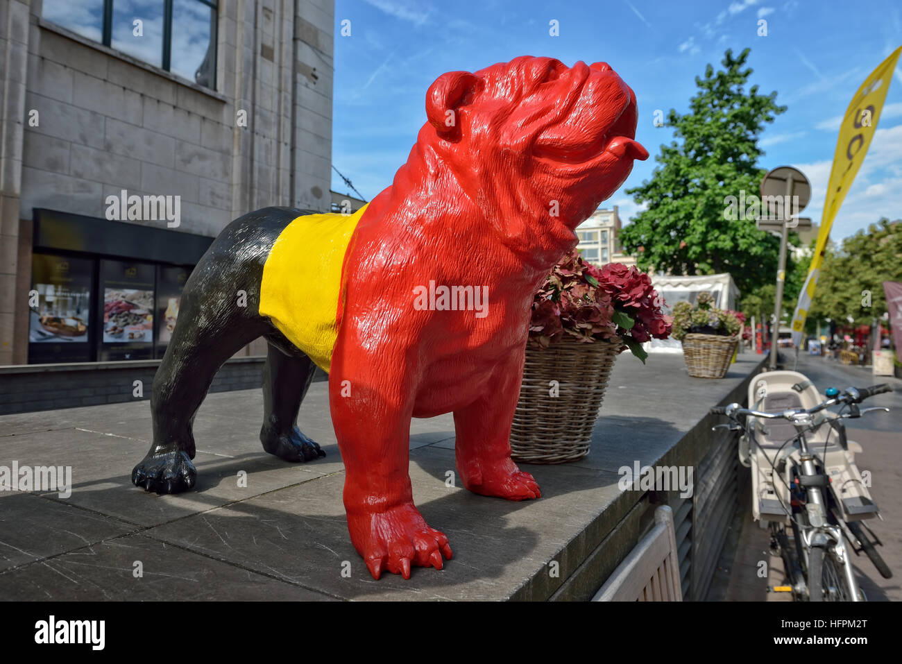 Figurine d'un chien peint en couleurs nationales de Belgique rue de décoration à jour de départ des courses de grands voiliers de 2016 à port d'Anvers, Belgique le Jul Banque D'Images