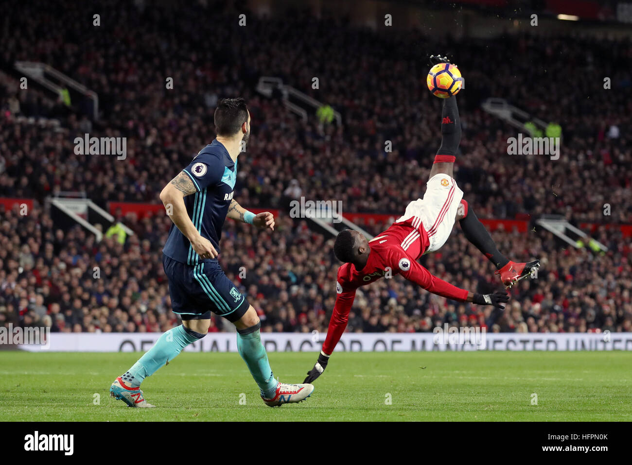 Paul Pogba Manchester United (à droite) effectue un coup de ciseaux au cours de la Premier League match à Old Trafford, Manchester. Banque D'Images