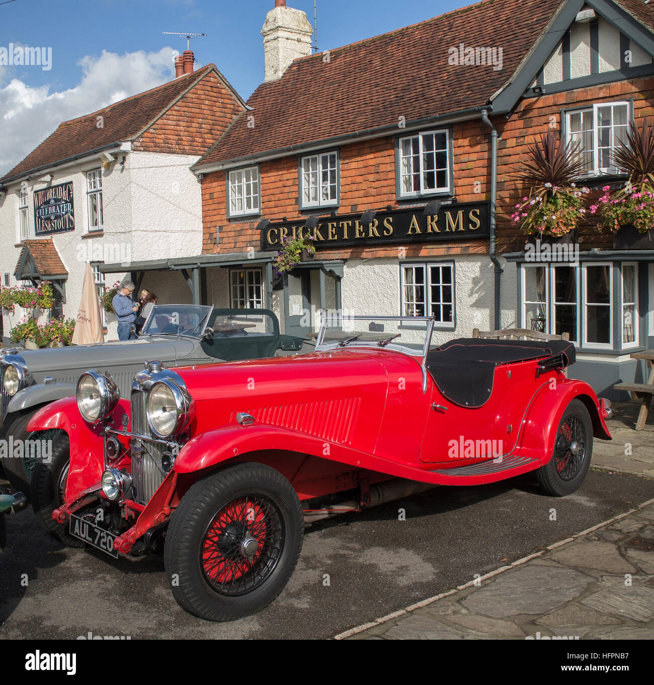 1933 Lagonda M45 Un tourer en dehors de la Pub Cricketers Arms, Wisborough Green, Surrey Banque D'Images
