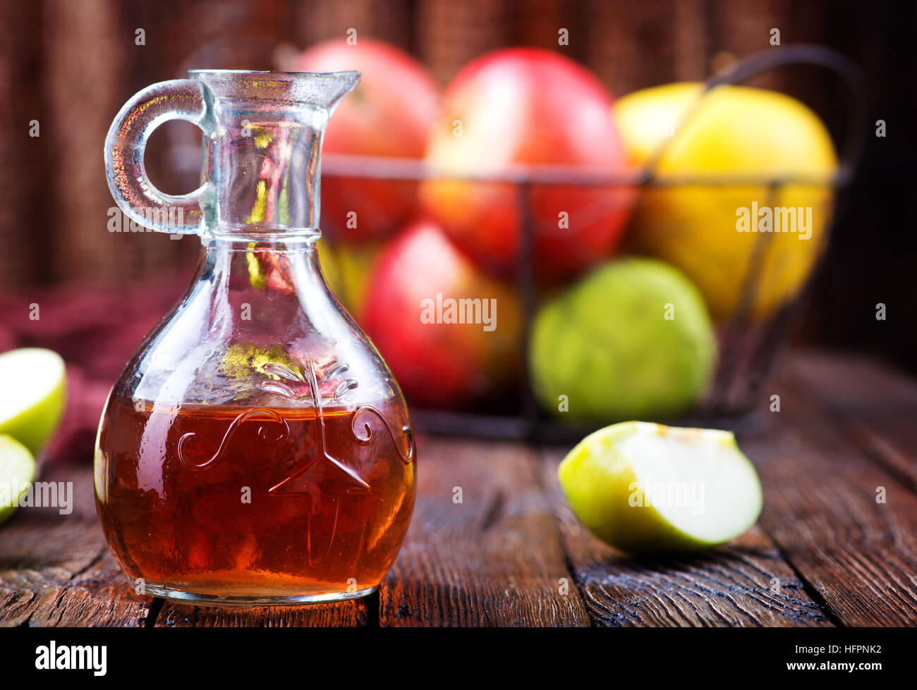 Vinaigre de Cidre en bouteille et sur une table Banque D'Images