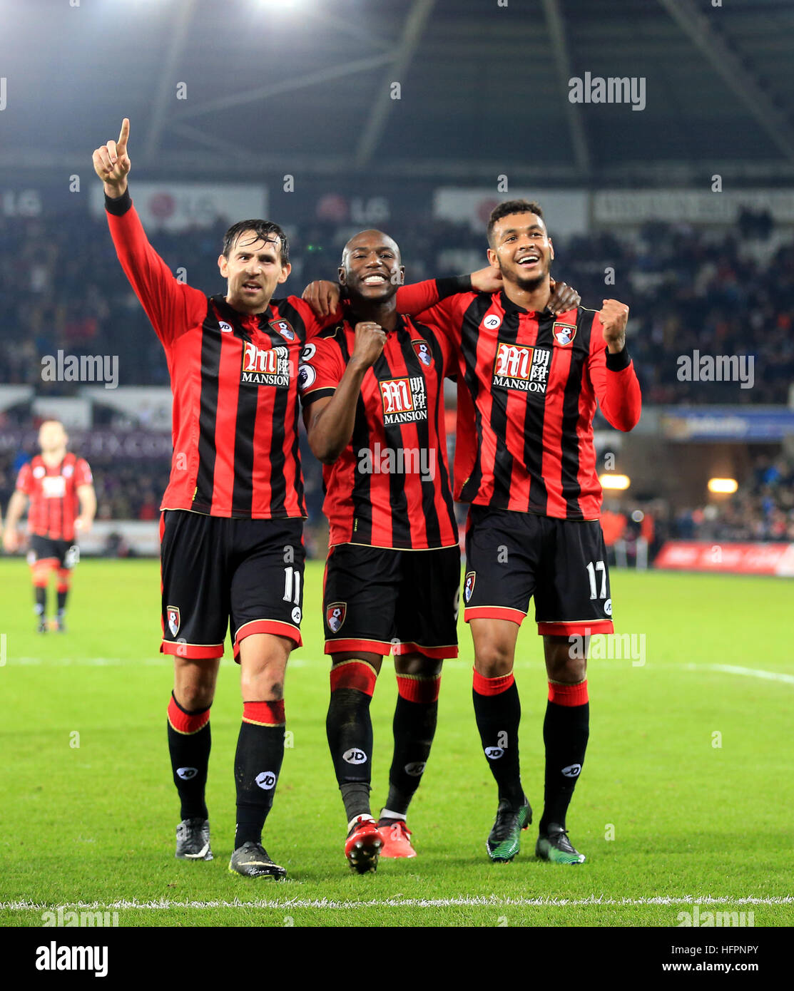 AFC Bournemouth Joshua King (à droite) célèbre marquant son troisième but du côté du jeu avec ses coéquipiers au cours de la Premier League match au Liberty Stadium, Swansea. Banque D'Images