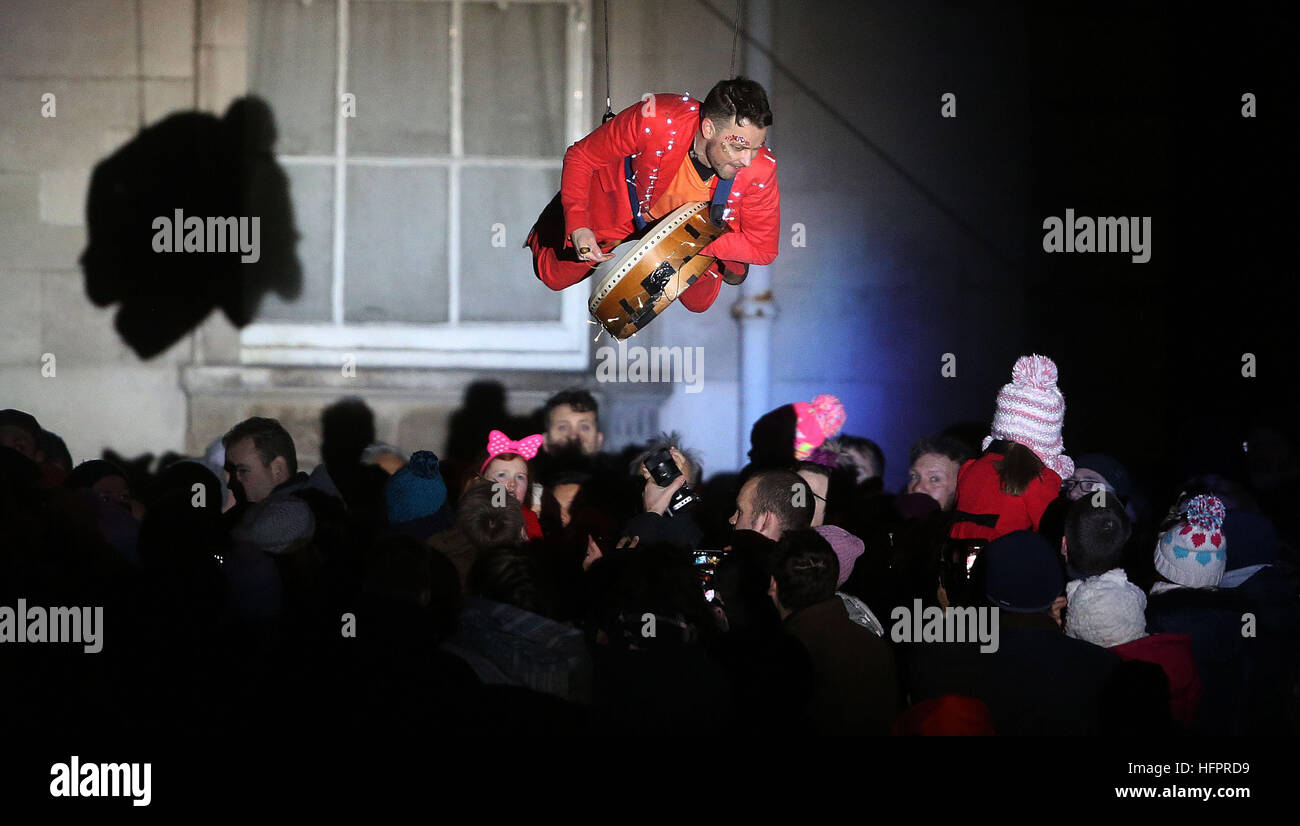 La Fidget Feet groupe acrobatique aérienne effectuer la danse contemporaine contre Dublin Custom House dans le cadre de la nouvelle année de célébrations. Banque D'Images