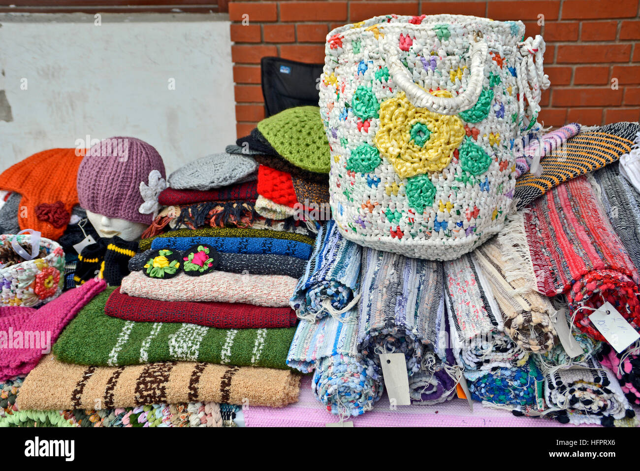 De patchwork tissé à la main sur une table. Banque D'Images