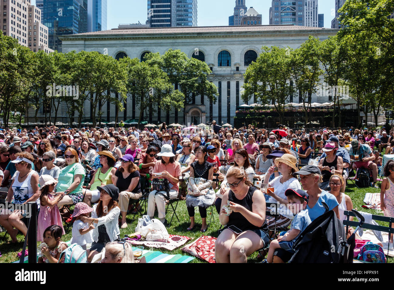 New York City, NY NYC Manhattan, Midtown, Bryant Park, public, Broadway à Bryant Park, concert, représentation gratuite, public, déjeuner, arbres, bibliothèque, familles Banque D'Images