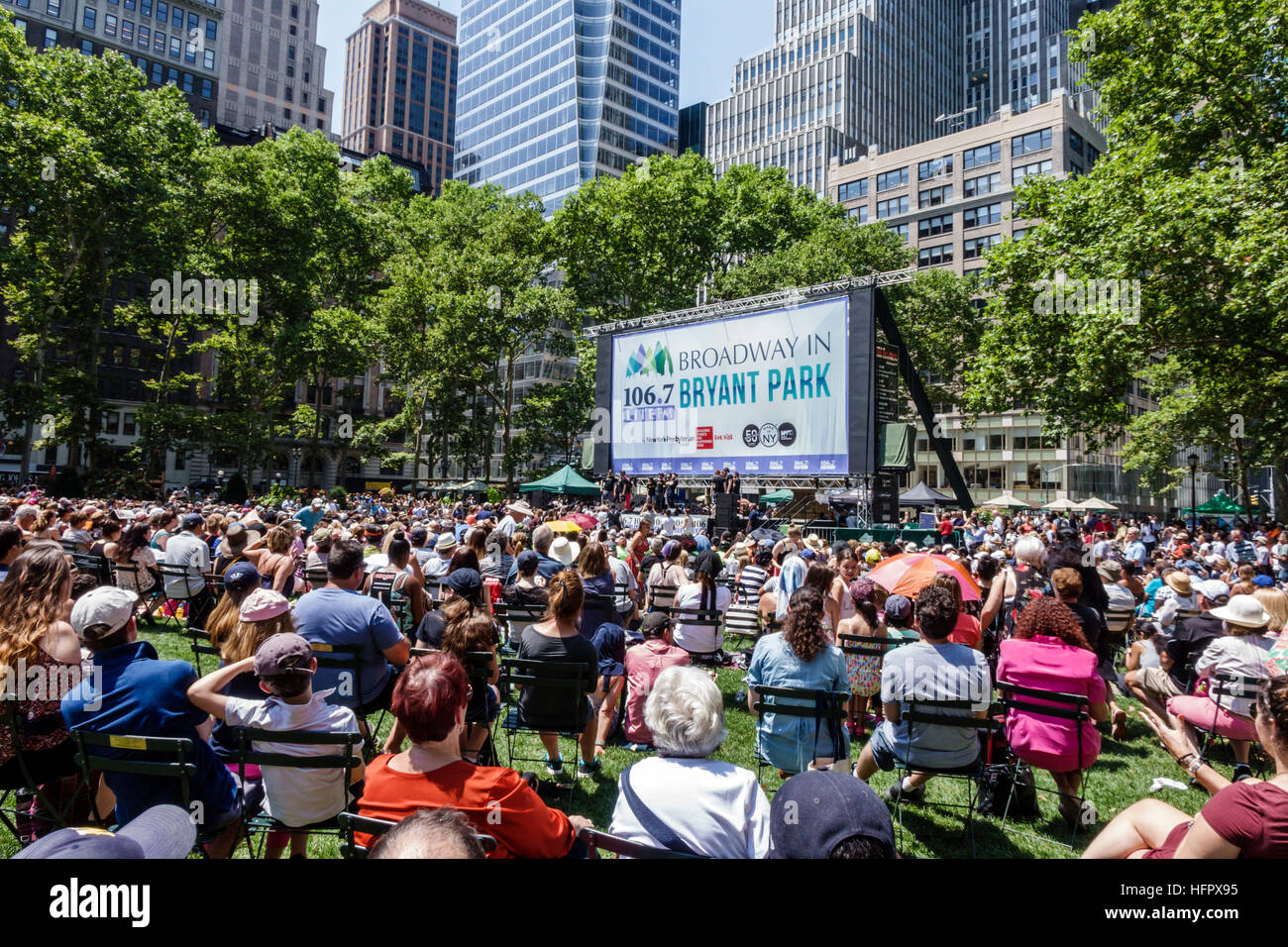 New York City, NY NYC Manhattan, Midtown, Bryant Park, parc public, Broadway in Bryant Park, concert gratuit, spectacle, public, déjeuner, assis, scène, NY1 Banque D'Images