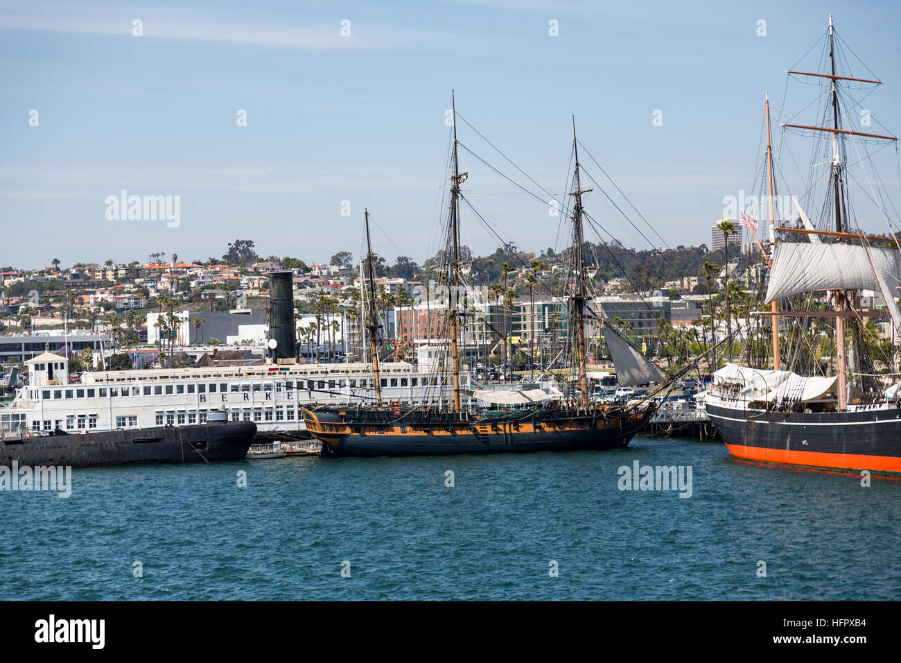 Trois mâts de voiliers dans le port de San Diego Banque D'Images