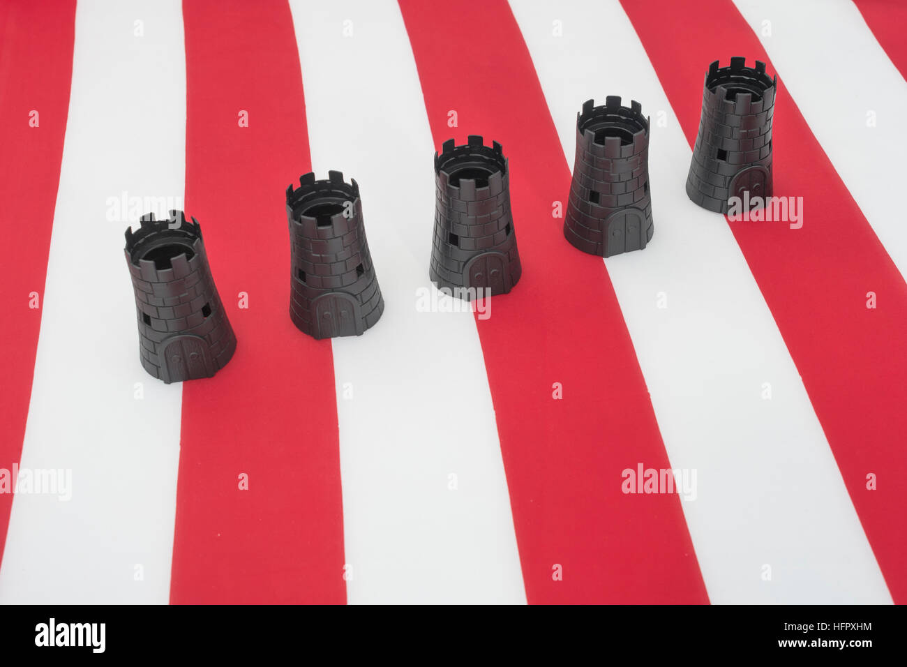 Black castle sur nous Stars & Stripes - comme métaphore de l'isolationnisme américain possible / protectionnisme politiques dans le cadre de nouvelle Administration, US Chine guerre commerciale. Banque D'Images