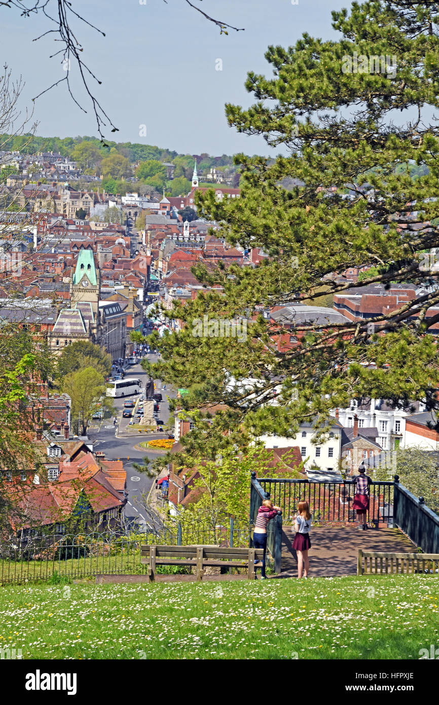 Colline St Giles qui surplombe la statue du roi Alfred, la cathédrale, et la ville High Street. À Winchester Hampshire, Banque D'Images