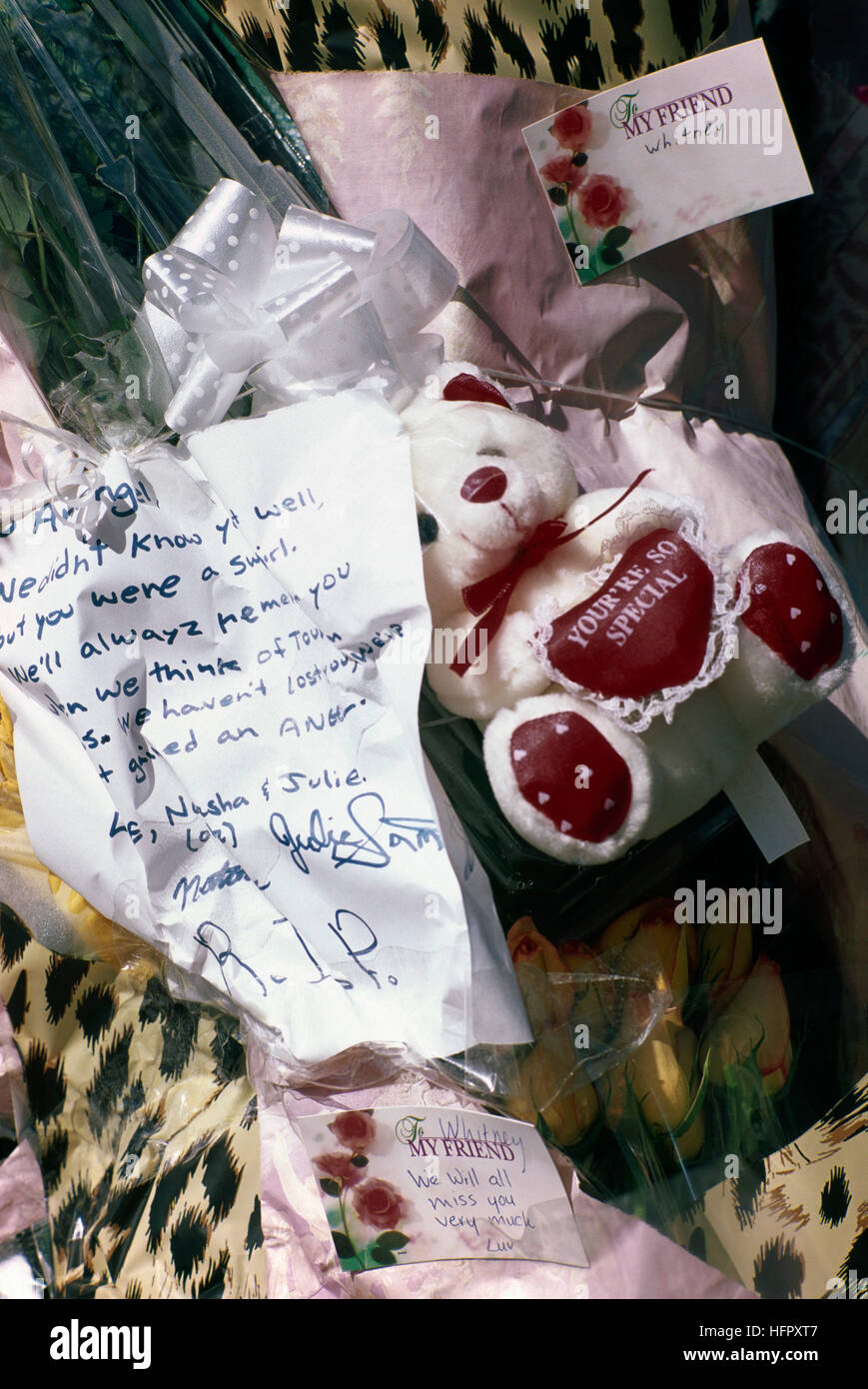 Culte du souvenir et rendre hommage aux victimes tuées dans un accident de voiture mortel Banque D'Images