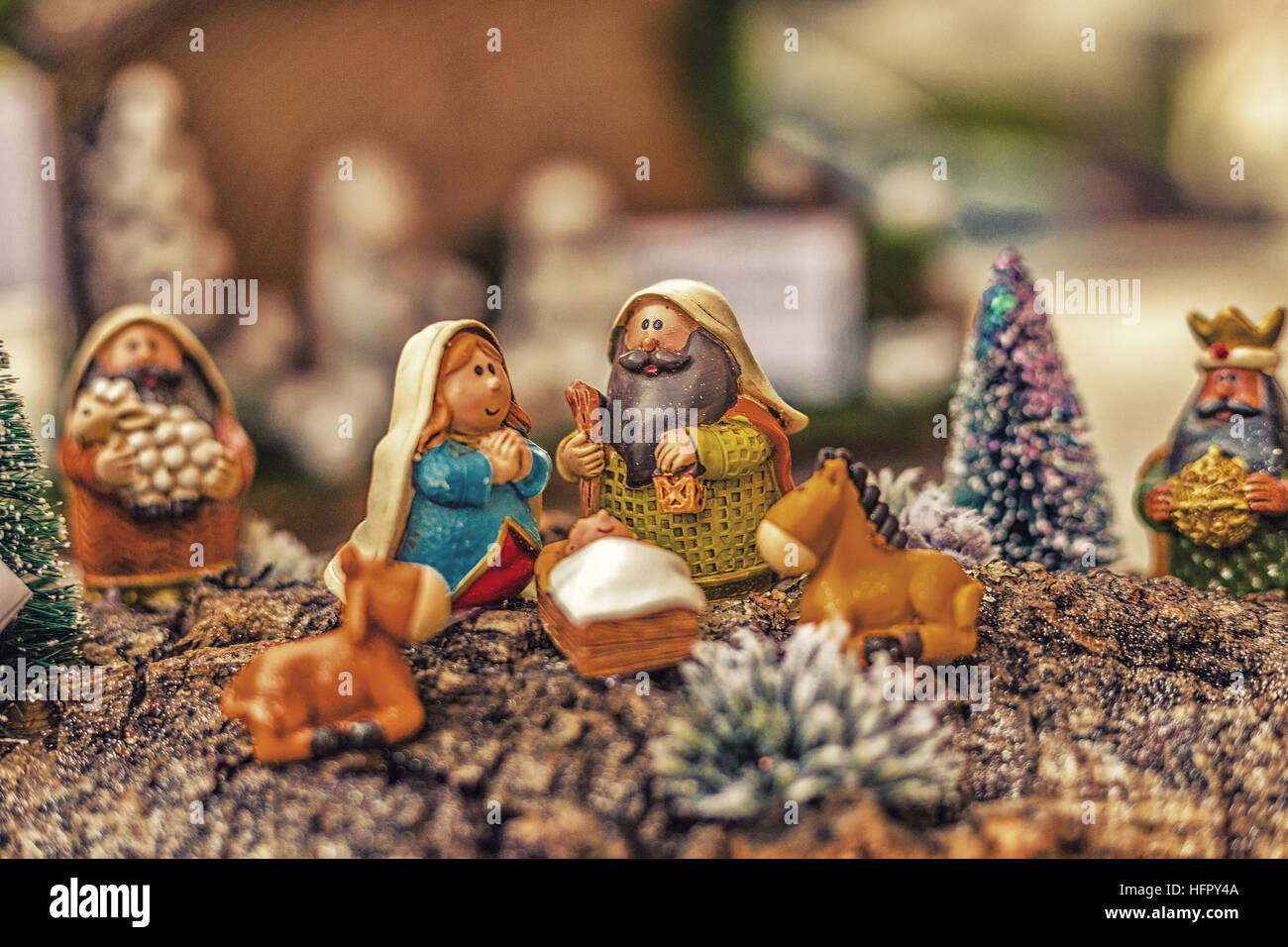 L'éclat des couleurs d'une crèche de Noël, la Sainte Vierge Marie et 